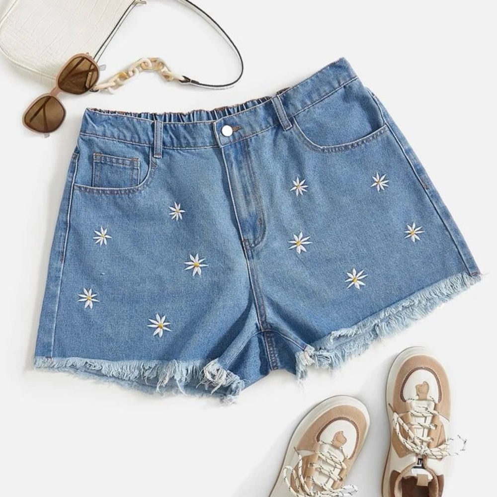 SHEIN EZwear Plus Floral Embroidery Raw Hem Denim Shorts